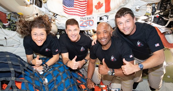 az Artemis II legénysége óráikkal felszerelve a start előtt, kiemelve a high-tech kollekciót.